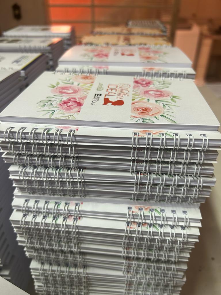 Pilha de agendas florais personalizadas