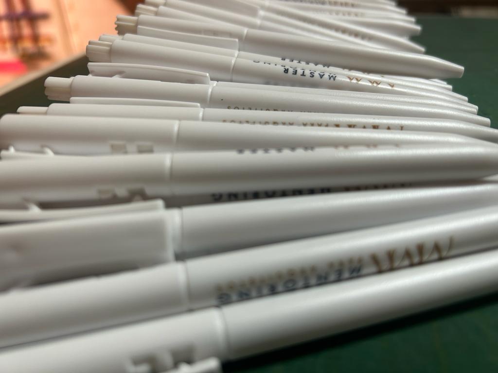 Detalhe de canetas personalizadas